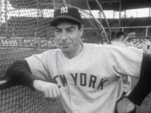 ¿Qué relación hay entre filosofía, deporte y “El viejo y el mar”? El jugador de béisbol Joe DiMaggio en 1951, durante un partido con los New York Yankees en Phoenix, Arizona (Estados Unidos). (Warner Pathe News).