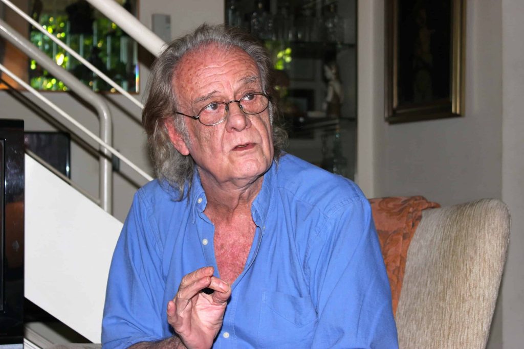 Luis Eduardo Aute nos dijo: «La mentira es necesaria para la supervivencia» "Reivindicar ser uno mismo se dice muy rápido, pero es toda una maquinaria tremenda intentar saber quién se es, pero la vida trata de eso, y cuando mueres sigues sin saber de qué iba la película", dice Aute. Foto: Deyanira López.
