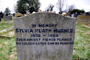 La tumba de la escritora Sylvia Plath, en un cementerio al norte de Inglaterra.