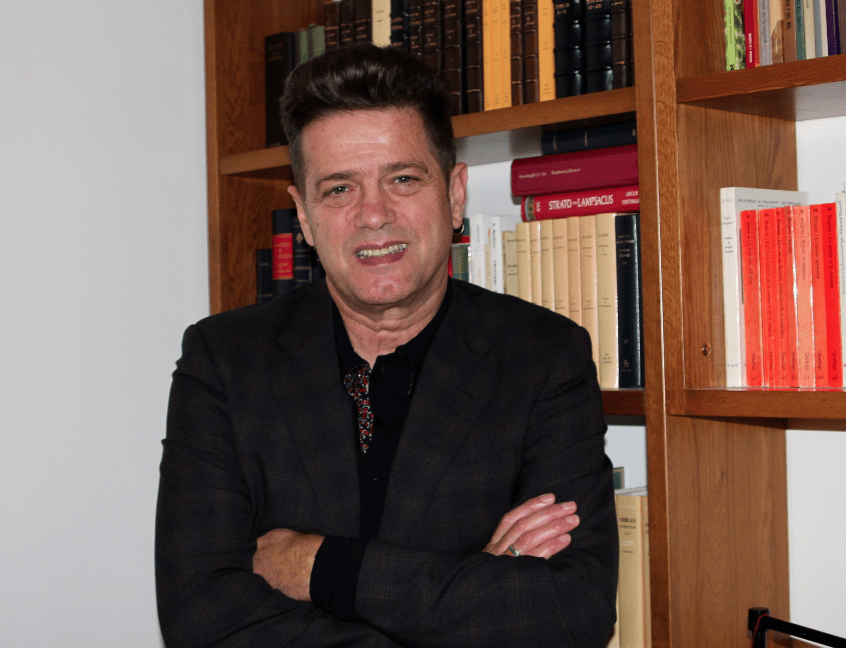 Santiago Auserón: filosofía "on tour" Auserón ha utilizado a lo largo de su carrera artística diferentes identidades (Juan Perro, Radio Futura...) o altergeo, tema filosófico donde los haya.