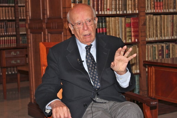 Emilio Lledó durante la entrevista con Gabriel Arnaiz en la biblioteca de la Real Academia de la Lengua, en Madrid, a donde acude cada jueves. Foto: Deyanira López.