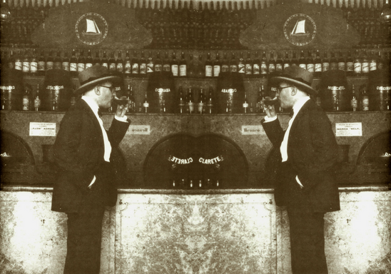 PessoavsPessoa.20.19 El escritor portugués Fernando Pessoa nació en Lisboa en 1888 y murió en la misma ciudad en 1935. A pesar de que sólo vivió 47 años, escribió un sinfín de textos bajo distintos nombres. Muchos de estos textos son aún hoy inéditos.