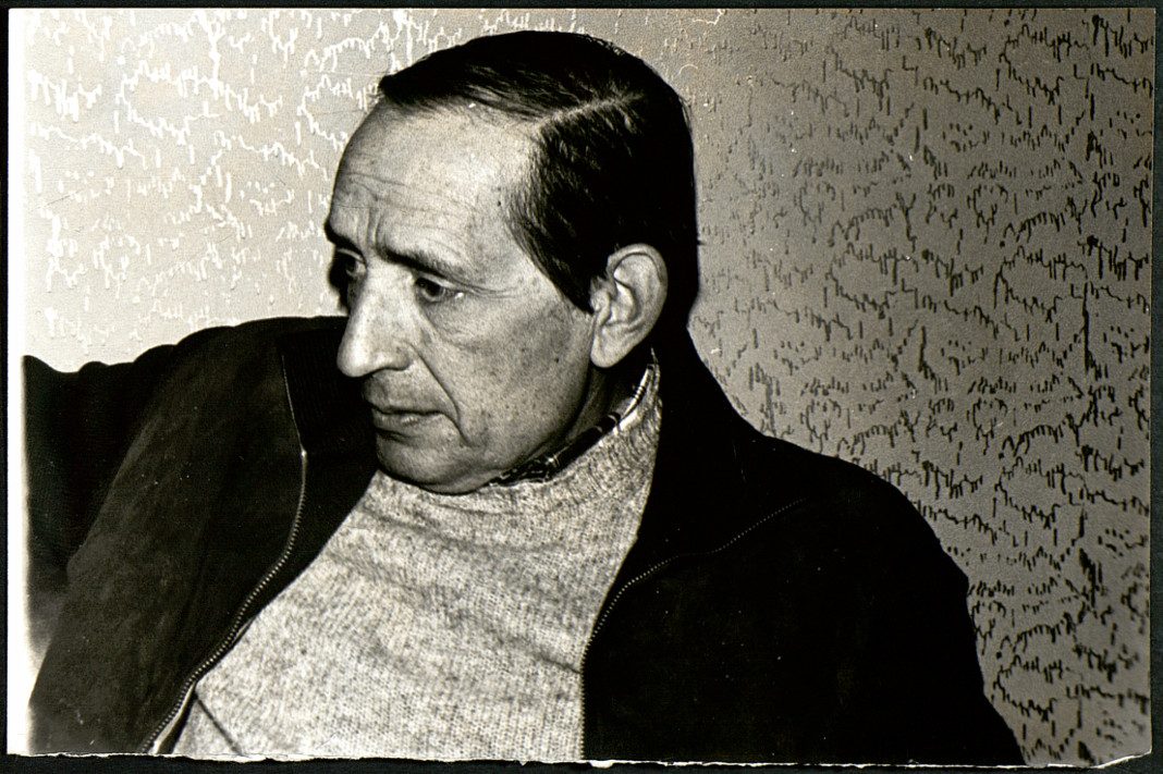-AMD,127,19.1. Miguel Delibes Setién durante una entrevista. Fotógrafa Queca. 1977 / Fuente: Archivo Miguel Delibes