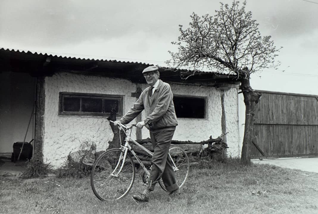 - AMD,153,22. Miguel Delibes Setién junto a su bicicleta. / Fuente: Archivo Miguel Delibes.