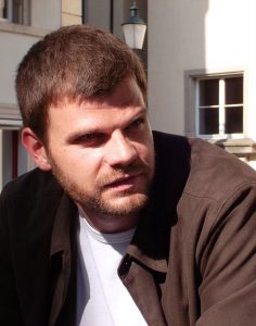 Miquel Seguró Mendlewicz investigador de la Càtedra Ethos de la Universitat Ramon Llull y profesor de Filosofía de la Universitat Oberta de Catalunya. Coordina la revista Argumenta Philosophica. Revista de la Encyclopaedia Herder.