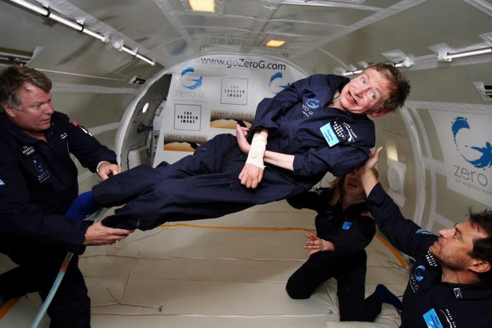Physicist_Stephen_Hawking_in_Zero_Gravity_NASA Stephen Hawking experimentando la gravedad cero durante un vuelo a bordo de un avión Boeing 727 modificado, propiedad de Zero Gravity Corporation. Autor: Jim Campbell/Aero-News Network. Imagen en dominio público por cortesía de Public Domain. Suggested credit: NASA or National Aeronautics and Space Administration.