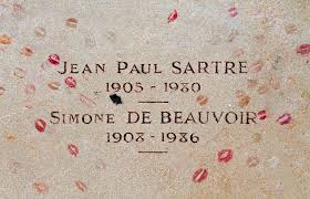 Jean Paul Sartre y Simone de Beauvoir formaron una extrana y duradera pareja. Están enterrados juntos en el cementerio de Montparnasse, París. Imagen bajo licencia CC by 2.0 en www.flickr.com/photos/sarahvain/8718804325