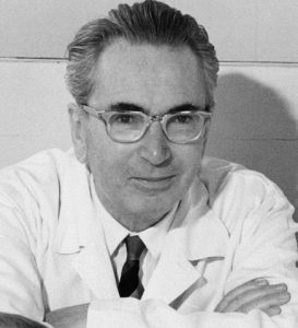 «El hombre en busca de sentido»: sobrevivir en condiciones extremas Viktor Frankl fotografiado en 1965. Autor: Prof. Dr. Franz Vesely (Viktor-Frankl-Archiv). Distribuida por Wikimedia Commons bajo licencia CC BY-SA 3.0 DE.