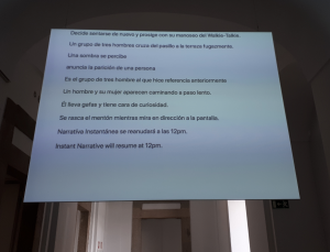 Dora García: arte en el aire Narrativa instantánea, de Dora García. Un "escribiente" registra las acciones del público, las teclea y aparecen proyectadas en una pantalla.