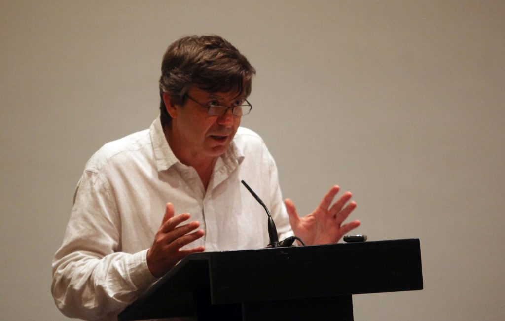 Carlos Fernández Liria: “La filosofía es como la luz de la razón en la humanidad” Según Carlos Fernández Liria, "Marx demuestra una cosa que los filósofos de la Ilustración no podían saber porque eran anteriores a él, y es que el capitalismo era absolutamente incompatible con el éxito del programa político de la Ilustración porque sustituía a los ciudadanos por proletarios".