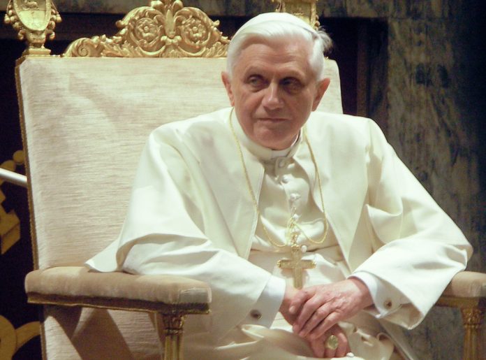 Pope_Benedictus_XVI_january,20_2006_(2) Descripción: Papa Benedicto XVI / 20 de enero de 2006 / Fuente: Pope Benedictus XVI january,20 2006 (2).JPG - modified and lightened / Autor: Sergey Kozhukhov