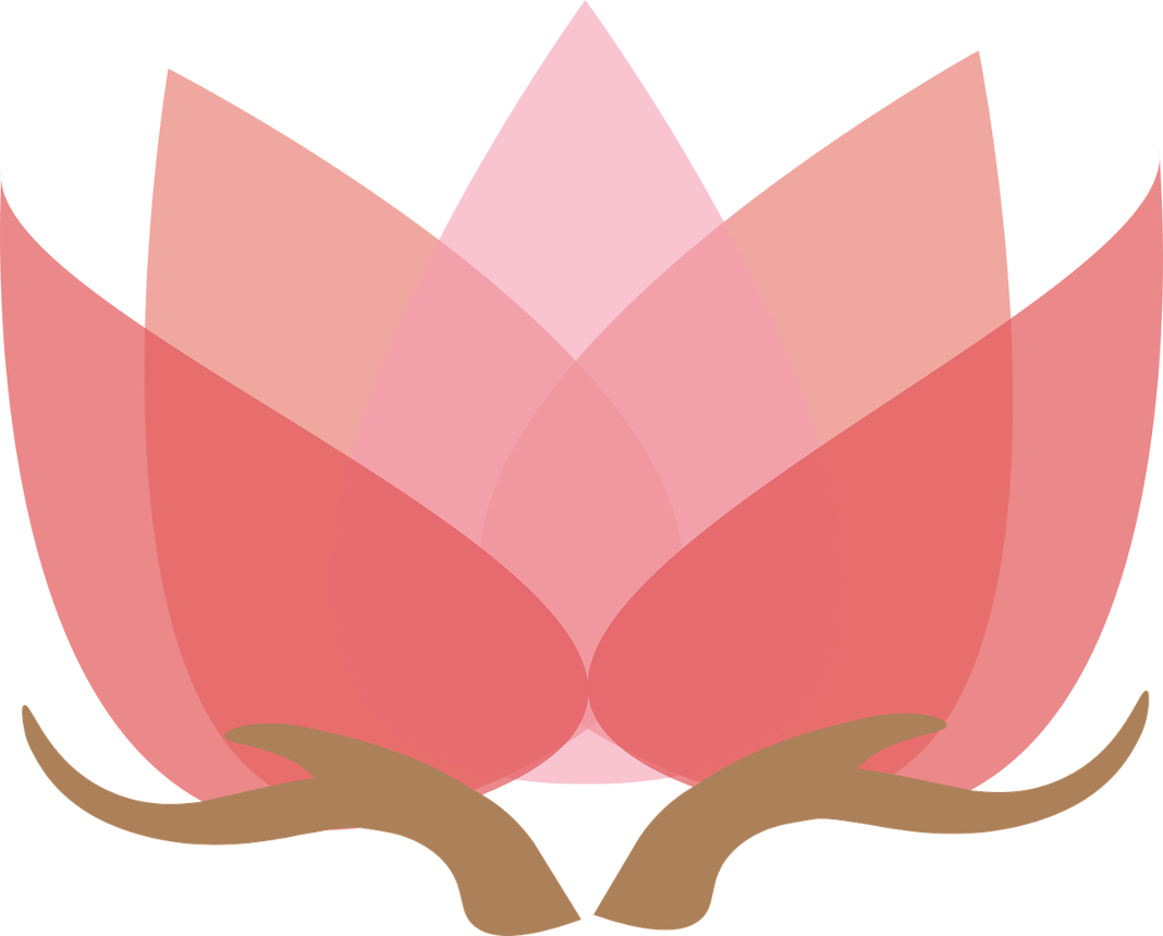 lotus-with-hands-1889661_1280 La flor de loto, que en Oriente se asocia a la pureza espiritual, especialmente en el budismo. Imagen CC0. Autor: unclelkt.