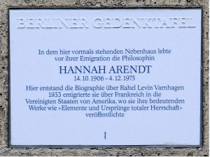 Placa en memoria de Hannah Arendt en Berlín (Alemania). Foto de OTFW distribuida por Wikimedia Commons bajo licencias CC BY-SA 3.0, CC BY-SA 2.5, CC BY-SA 2.0 y CC BY-SA 1.0.