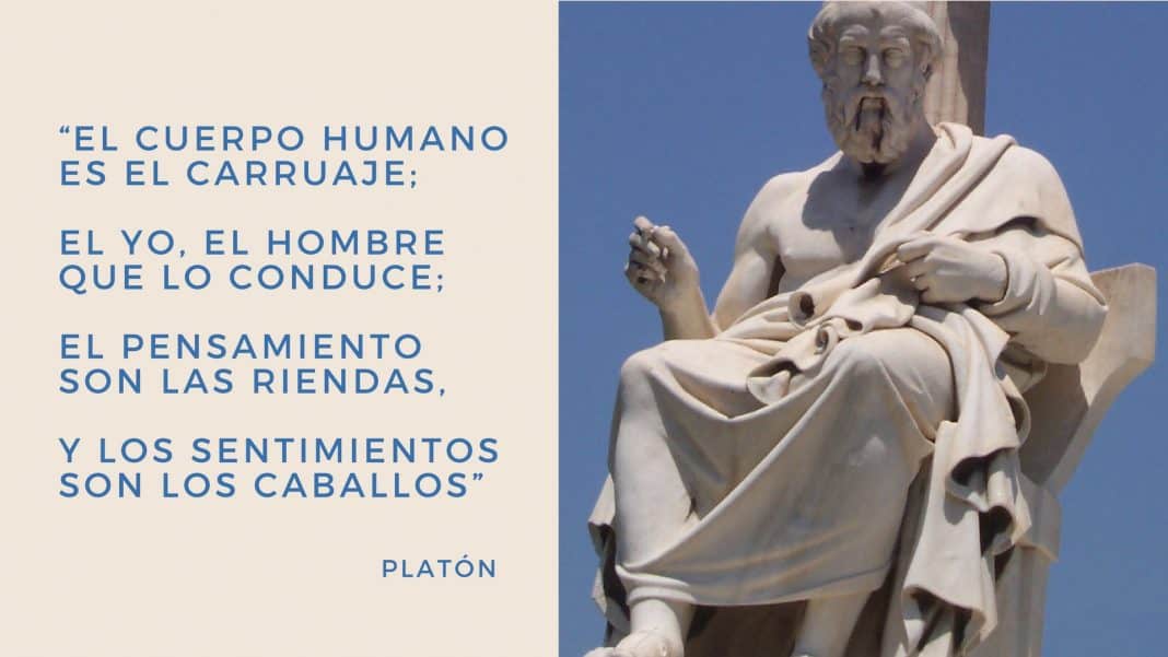 A la derecha, estatua de Platón en la Academia de Atenas, en Grecia. Imagen distribuida por Wikimedia Commons bajo licencias CC BY-SA 4.0, CC BY-SA 3.0, CC BY-SA 2.5, CC BY-SA 2.0 y CC BY-SA 1.0.