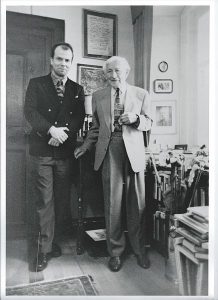Ernst Jünger junto al escritor alemán Stephan Reimertz en Wilflingen (Alemania) el 20 de marzo de 1997. Jünger estaba a punto de cumplir 102 años. Murió un año después, el 17 de febrero de 1998. Imagen distribuida por Wikimedia Commons bajo licencia CC BY-SA 4.0.