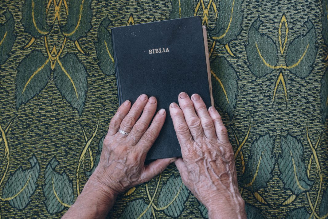 hand-book-person-texture-ring-old-1170390-pxhere.com La Biblia oculta algunos de los libros más antiguos e iluminadores acerca de la sabiduría: los libros sapienciales. (imagen: pxhere CC0 public domain)
