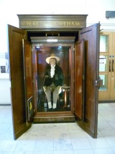 Jeremy_Bentham_UCL_March_2016 / Londres / Marzo 2016 / trabajo propio / autor: Philafrenzy / Cc-BY-SA-4.0