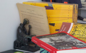 Mauricio Nieto: «1492 fue el inicio del descubrimiento de Europa, no de América» En primer término, el libro de Mauricio Nieto "Las máquinas del imperio y el reino de Dios". Foto tomada por Marcela Barrera.