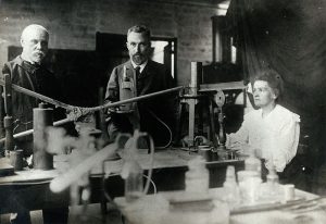 El matrimonio Curie, Marie y Pierre (en el centro), en su laboratorio de París, en 1900.