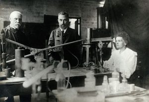 Marie Curie, la científica idealista y realista El matrimonio Curie, Marie y Pierre (en el centro), en su laboratorio de París, en 1900.