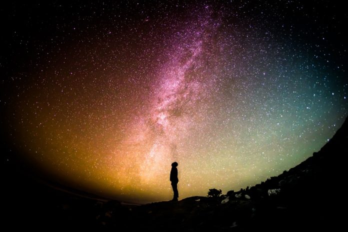 Pixahere / Free Domain / silhouette-night-star-milky-way-atmosphere-galaxy-113640-pxhere.com El humano es el único ser que es consciente de su vulnerabilidad y su finitud, de su cósmica intrascendencia.