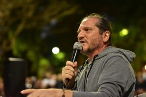 Darío Sztajnszrajber: «La filosofía es una gran demoledora de toda firmeza» Darío Sztajnszrajber durante uno de sus encuentros filosóficos con público al aire libre. Foto cedida por él.