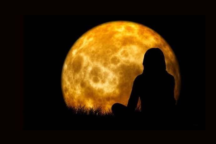 Eterno hechizo de la luna El pie de Neil Armstrong en la Luna hace 50 años parecía que podía acabar con su misterio, ese que desde Luciano de Samosata había alumbrado un sinfín de obras que repasamos en este artículo, pero eso no ocurrió.
