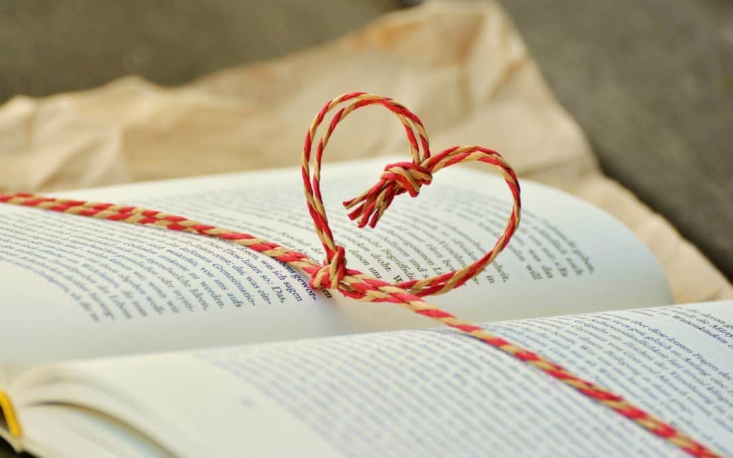 writing-book-read-white-heart-gift-399102-pxhere.com Nada mejor que celebrar la feria del libro que ahorrando un poco de dinero en esas compras que, a buen seguro, vamos a llevar a cabo en tan señalada fecha.