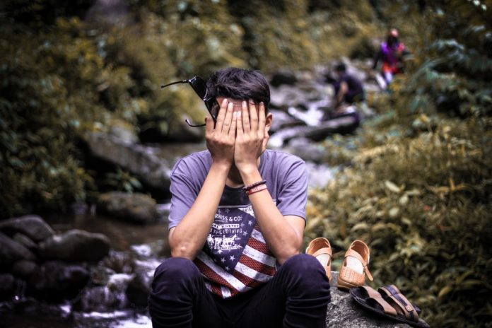 man-person-people-adventure-model-young-1363317-pxhere.com Vergüenza: sentimiento de incomodidad producido por el temor a hacer el ridículo ante alguien, o a que alguien lo haga.