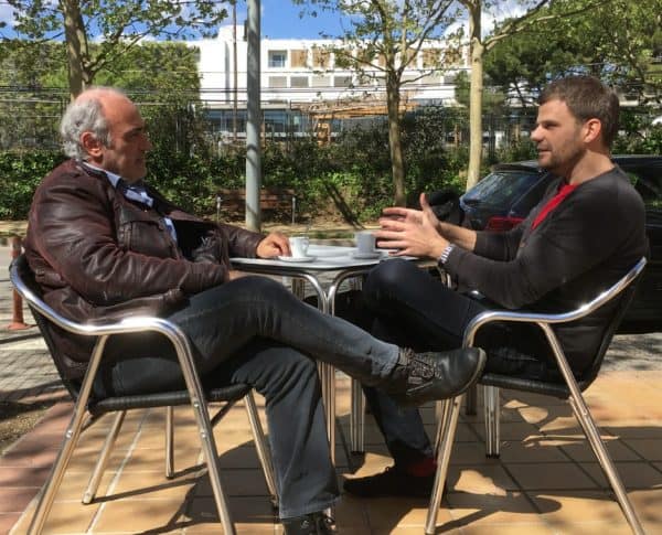 El actor Francesc Orella (izda.) y el filósofo Miquel Seguró (dcha.) charlan sobre filosofía y humanidades.