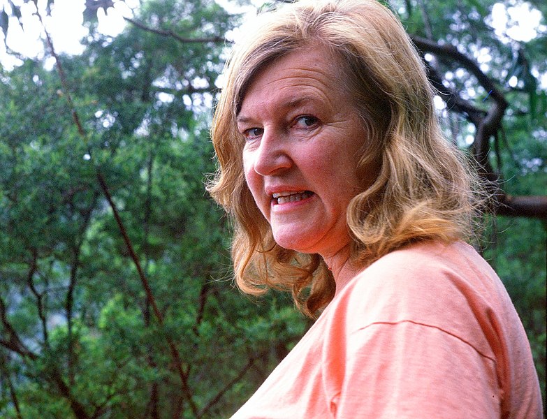 Sobre la superioridad, la lucha por la supervivencia y la muerte La filósofa australiana Val Plumwood fotografiada en 1990. Sean Kenan(cropped and mark removed by SarahSV). Imagen distribuida por Wikimedia Commons bajo licencia Creative Commons Atribución-CompartirIgual 4.0 Internacional (CC BY-SA 4.0).
