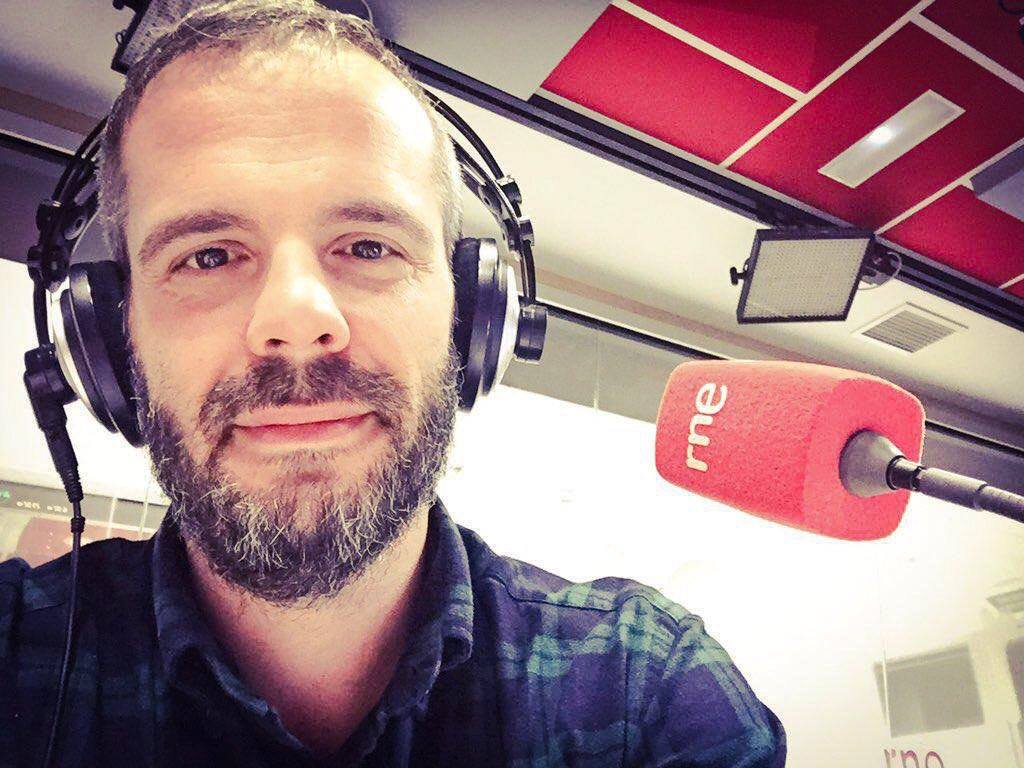 Toño Fraguas, en RNE Toño Fraguas estudió Filosofía y habla de «filosofía incómoda» en Las mañanas de RNE, en Radio Nacional, con Pepa Fernández.