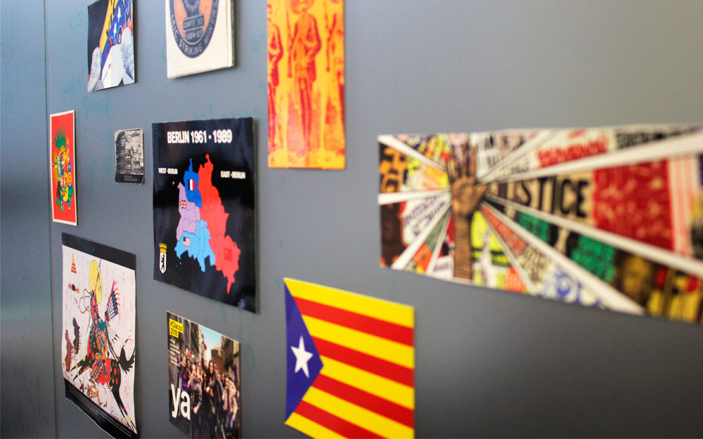 Carolina Cepeda: «La gente está perdiendo el desprecio por la protesta social» Fotos en la pared del despacho de la profesora Cepeda. Foto: Marcela Becerra.