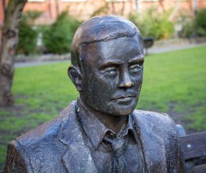 Un interlocutor incansable: hablemos de «chatbots» Estatua en homenaje a Alan Turing en Manchester (Inglaterra).