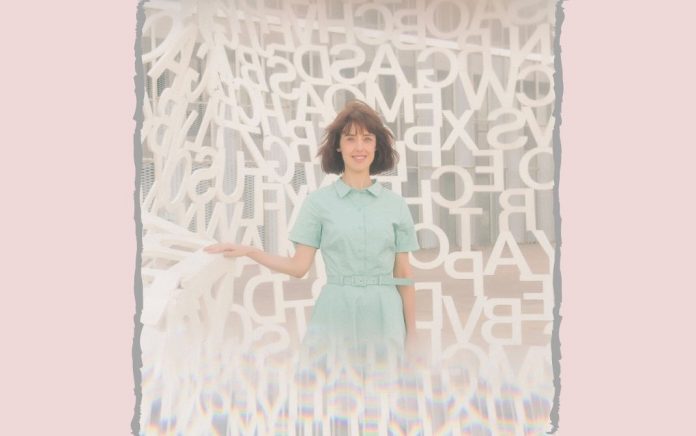 IreneVallejoxJorgeFuembuena Irene Vallejo en su ciudad, Zaragoza, en una de las esculturas de Jaume Plensa. Foto: de Jorge Fuembuena por cortesía de la autora.