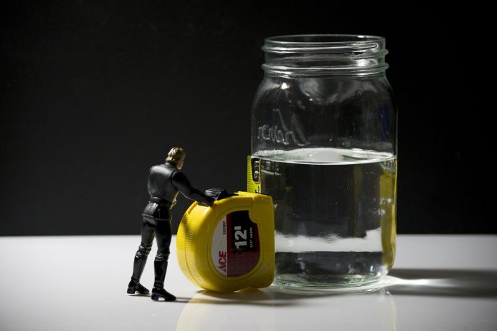 Pesimismo Ver el vaso medio vacío en lugar de medio lleno no tiene por qué ser malo. El pesimista sí cree en la felicidad, pero no como un don o un regalo, sino como una conquista que solo se alcanza a través de un denodado esfuerzo. Imagen de Derek Robinson en Pixabay.