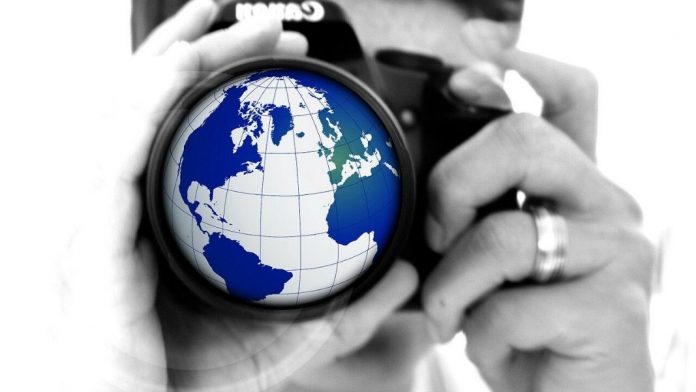Crítica en tiempos difíciles Las filósofas mexicanas Mª Antonia González Valerio y Rosaura Martínez Ruiz ponen su mirada sobre la crisis del Covid-19 que estamos viviendo en todo el mundo. Imagen de Gerd Altmann en Pixabay.