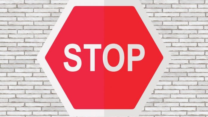 El bumerán del estado de excepción. Imagen del muro: Gerd Altmann en Pixabay. «Al temor por lo extraño, la xenofobia, que empuja a erigir barreras y muros, se le junta también ahora el miedo por todo lo que está afuera, la exofobia, que induce a encerrarse en el propio nicho, a inmunizarse, protegerse a uno mismo, observando lo que sucede a través de la pantalla tranquilizadora», escribe la filósofa Donatella di Cesare.