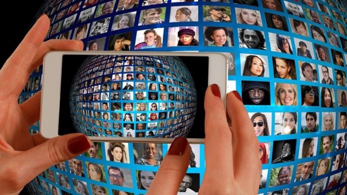 Filosofía en tiempos de pandemia. Imagen de Gerd Altmann en Pixabay «Anhelo ver a las personas con quienes hablo, pero verlos solo refuerza la certeza de la distancia: no están aquí, conmigo, no hay nada de esa visualidad que logre irrumpir en mi entorno. En cambio, es otra cosa muy distinta lo que sucede con su voz: si cierro los ojos y obligo a mis sentidos a desordenarse, aquello que escucho puede también tocarme. La corporalidad de la voz del otro se hace literalmente presente en ondas que me tocan», escribe María del Rosario Acosta.