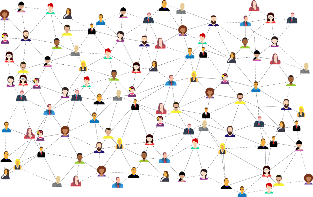 social-media-3846597_1280. Imagen de Gordon Johnson en Pixabay Internet y la televisión llegan a todas partes y todos podemos saber lo que ocurre en todo el mundo de manera instantánea. Podemos estar permanentemente conectados sin estar cerca.