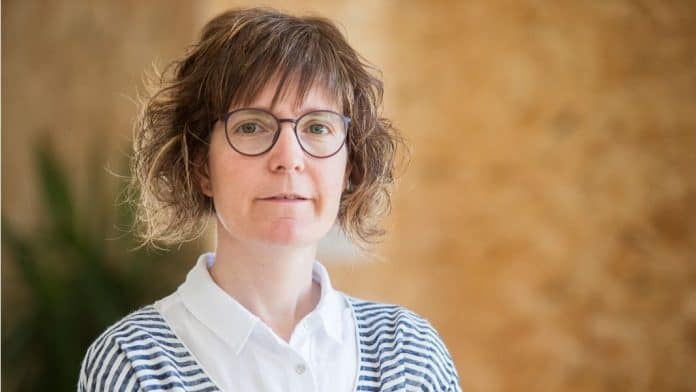 Ester Busquets «La ética del cuidado es una responsabilidad de todos, hombres y mujeres, porque se trata de un interés humano. La Covid-19 ha traído muchos cambios, pero aún no lo ha desfeminizado», nos dice Ester Busquets, doctora en Filosofía y diplomada en Enfermería, coordinadora de formación e investigación de la Cátedra de Bioética Fundación Grífols-Uvic-UCC (Barcelona).