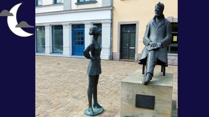 La noche eterna de Nietzsche Diseño hecho a partir de una imagen de Glen Bowman en Flickr de la estatua de Nietzsche en Naumberg, Naumberg, Saxony-Anhalt, Alemania. Distribuida bajo licencia CC Atribución 2.0 Genérica (CC BY 2.0).