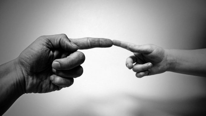 Dios, Cristo, los pobres y la liberación. Imagen de PublicDomainPictures en Pixabay. «El hecho de que las personas se sientan compenetradas y entre ellas pueda nacer el amor las refiere a una base común, pues pueden agradecerse mutuamente ese amor. Pero la propia capacidad de amar no se la han dado a sí mismas ni mutuamente unas a otras» escribe Wess.