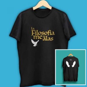 Darío Sztajnszrajber: «La filosofía no puede sino ser una práctica de subversión» Camiseta creada por Filosofers y Filosofía&co. y que puedes encontrar haciendo clic aquí.