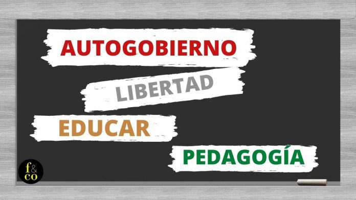 Neill y la educación Neill llegó a la conclusión de que que no existen niños difíciles, sino padres difíciles; así como que los niños-problema son el resultado de hogares-problema y maestros-problema. Diseño hecho a partir de una imagen de pizarra de Peggy Dyar en Pixabay.