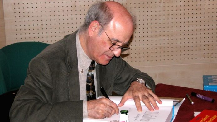 Quino Quino, humorista gráfico e historietista argentino, dedicando un libro en 2004 en París. Imagen distribuida por Wikimedia Commons bajo licencia Creative Commons Atribución-CompartirIgual 2.5 Genérica (CC BY-SA 2.5).