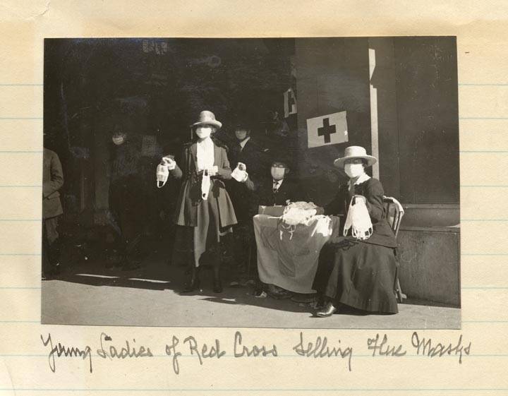 Voluntarias de la Cruz Roja reparten mascarillas contra la gripe en San Francisco en 1918. California State Library