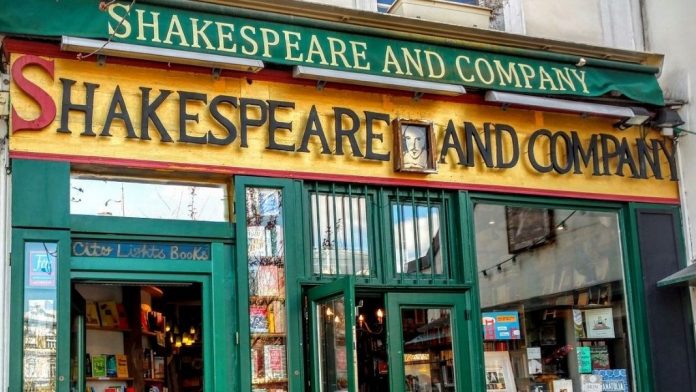 Pasiones filosóficas de Shakespeare «Ser o no ser, esa es la cuestión» son las primeras palabras del famoso monólogo de Hamlet, príncipe de Dinamarca. La frase recoge la pregunta esencial de la experiencia humana. En la imagen, fachada de la librería Shakespeare and Company, en París (Francia). Foto de Sierra Maciorowski en Pixabay.