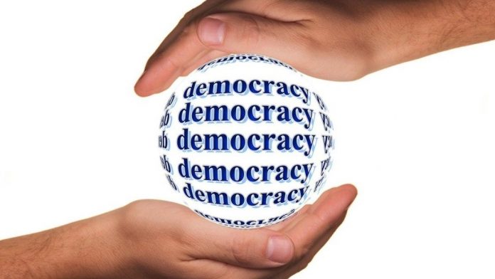 Democracia «Las diversas experiencias democráticas reales, los momentos en los que ha sido ensayada una forma de gobierno que pretende ser igualitario, se han repartido históricamente entre dos polos opuestos: por un lado, la desconfianza radical hacia el papel que juega el conocimiento como fuente de legitimidad política; por el otro, su promoción como garantía definitiva para la participación en la función pública», escribe Nicolás Alvarado Castillo. Imagen de Gerd Altmann en Pixabay.