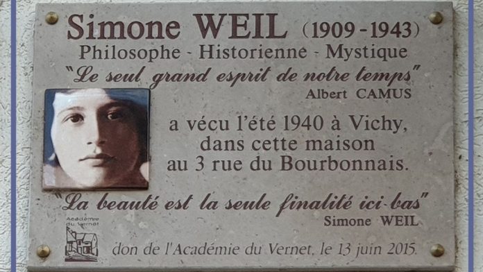 Simone Weil Placa conmemorativa de Simone Weil en la calle Bourbonnais nº 3 de Vichy, donde la filósofa pasó el verano de 1940. Autor: TCY. Wikimedia Commons bajo licencia CC BY-SA 4.0.